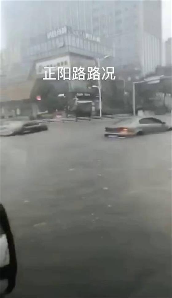 臺(tái)風(fēng)巴威造成青島城市內(nèi)澇，機(jī)動(dòng)車熄火